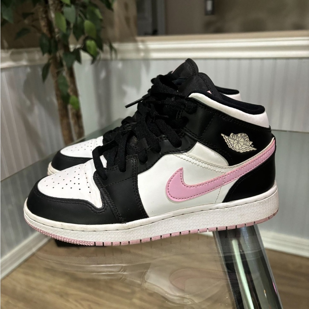 Air Jordan 1 Mid “Pink/Black/White” Size 6Y (Youth)